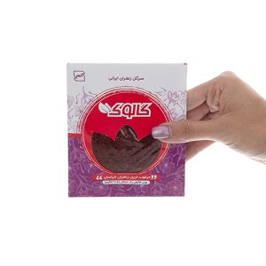 زعفران یک مثقالی کاور گالوک که در دست فردی قرار گرفته است.