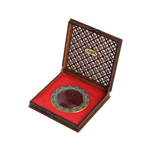 پک زعفران ارمغان که شامل ۲ مثقال زعفران درجه ۱ در یک جعبه شیک و طرف خاتم است.