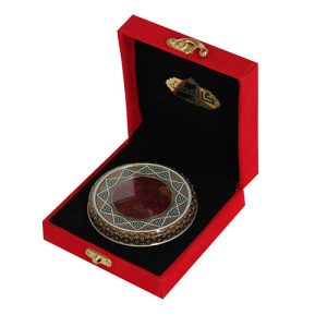 پک زعفران مخمل خاتم که شامل ۱ مثقال زعفران درجه ۱ در یک جعبه شیک مخمل است.