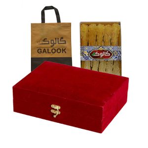 جعبه پک ارغوان طلایی که در کنار بسته نبات نی دار گالوک و ساک دستی قرار دارد.