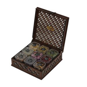 پک ارمغان برنزی گالوک که شامل بهارنارنج 13 گرم – به لیمو 6 گرم – بابونه 22 گرم – چای ترش 15 گرم – اسلایس لیمو 16 گرم – غنچه گل محمدی 15 گرم – چوب دارچین 35 گرم – گل گاو زبان 9 گرم – زیره سبز 50 گرم – جعبه ام دی اف دو لایه درجه یک است.