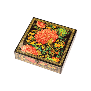 پک سوگند با 8 گرم زعفران نگین درجه یک، دو عدد جام مسی پرداز که در بسته بندی چوبی است.