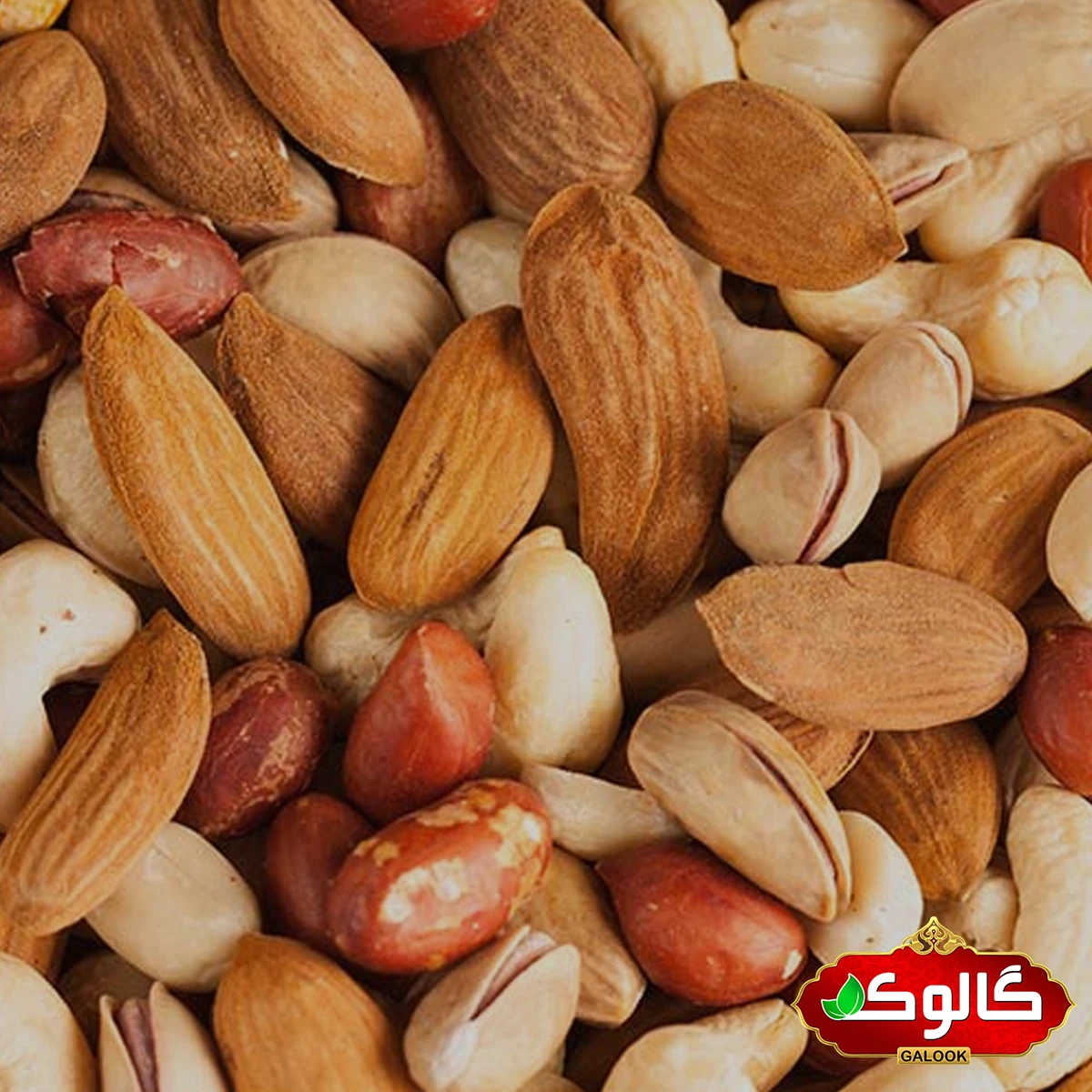 آجیل 7 مغز شامل مغز پسته، مغز بادام درختی، بادام هندی، مغز فندق، مغز گردو، بادام زمینی، کشمش است.